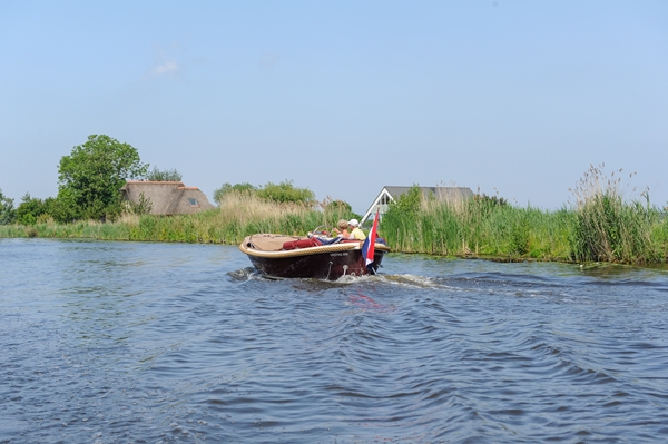 Sloep vaart over water in Noord-Holland