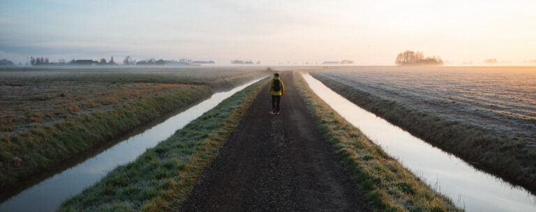 Ziltepad - Wandelaar loopt in uitgestreket landschap