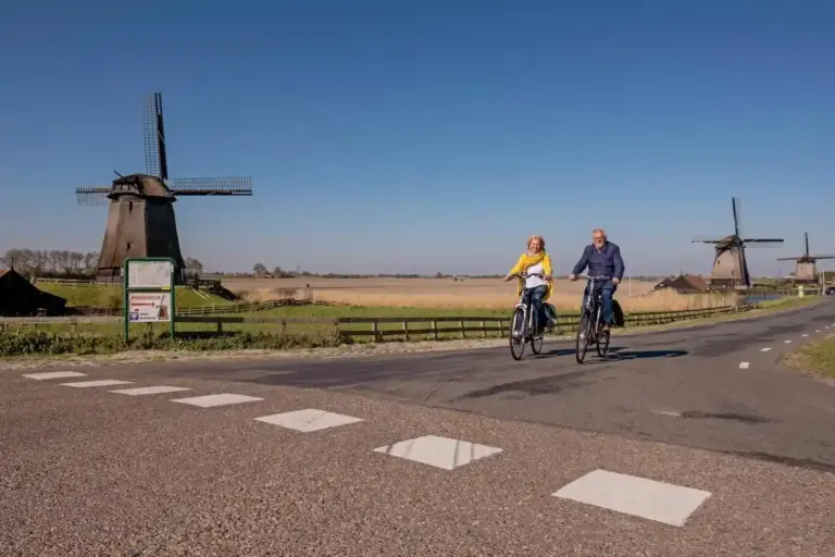 Fietsen langs molen Alkmaar
