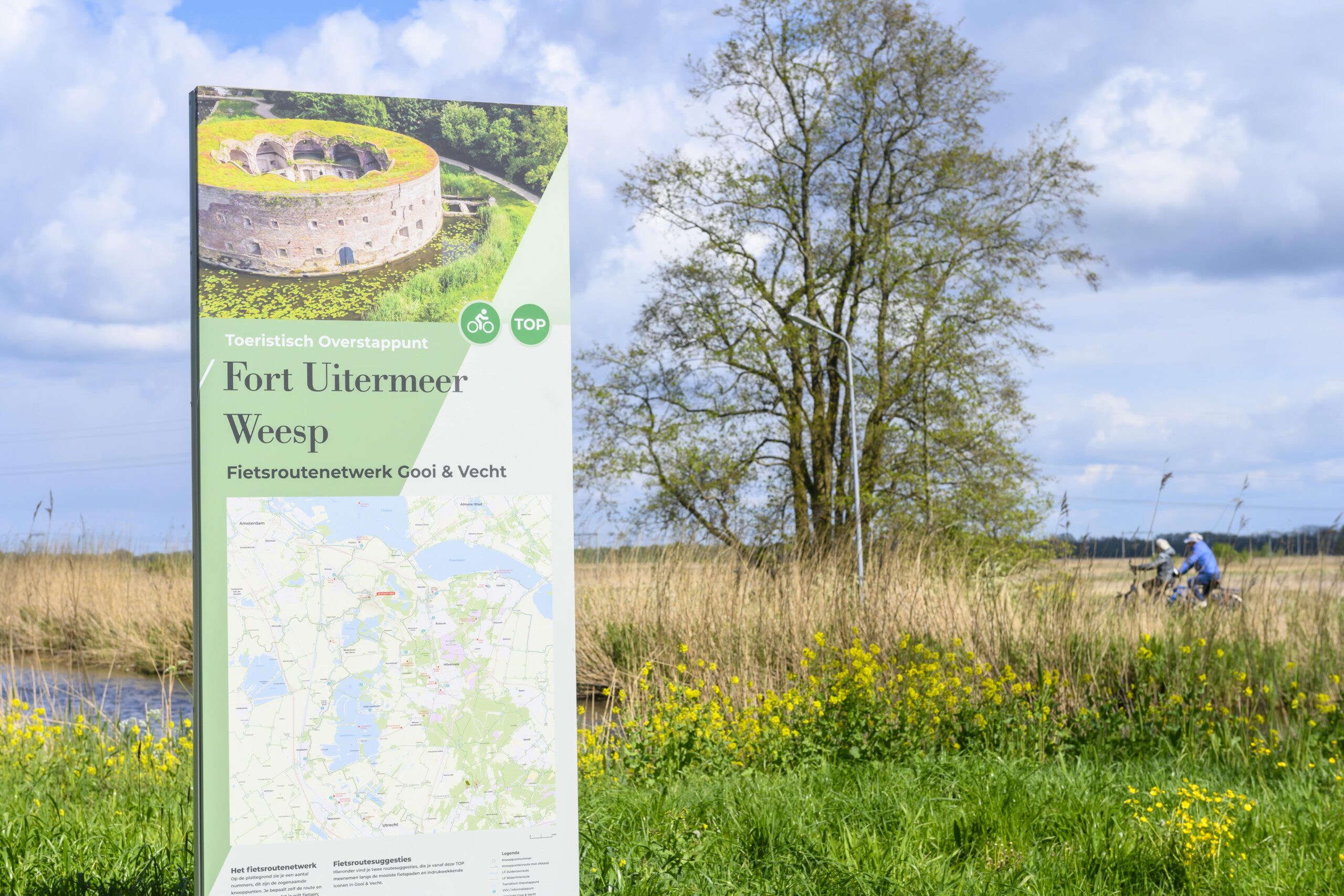 WE Weesp Fort Uitermeer Toeristisch Overstappunt met fietsers voorjaar 2024 1 ©MVL min