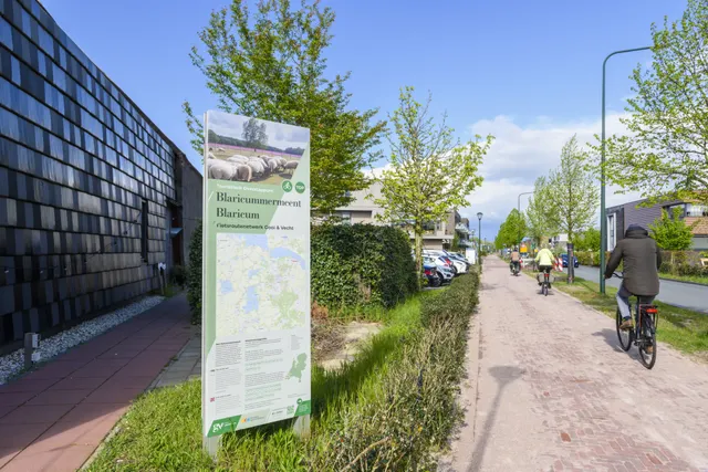 Blaricum blaricummermeent toeristisch overstappunt met fietsers voorjaar 2024 4 c mvl min