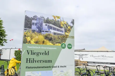 Hi hilversum vliegveld toeristisch overstappunt met fietser voorjaar 2024 1 c mvl min