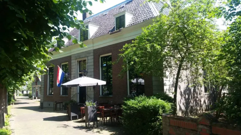 Ingang broekerhuis voortuin terras