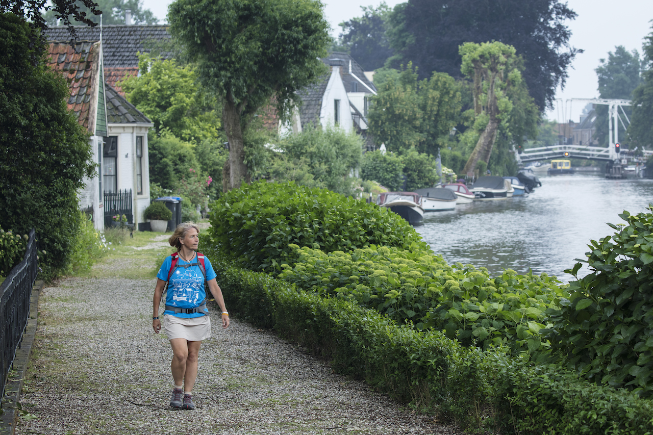 Vrouw wandelt in de bocht noord-holland pad