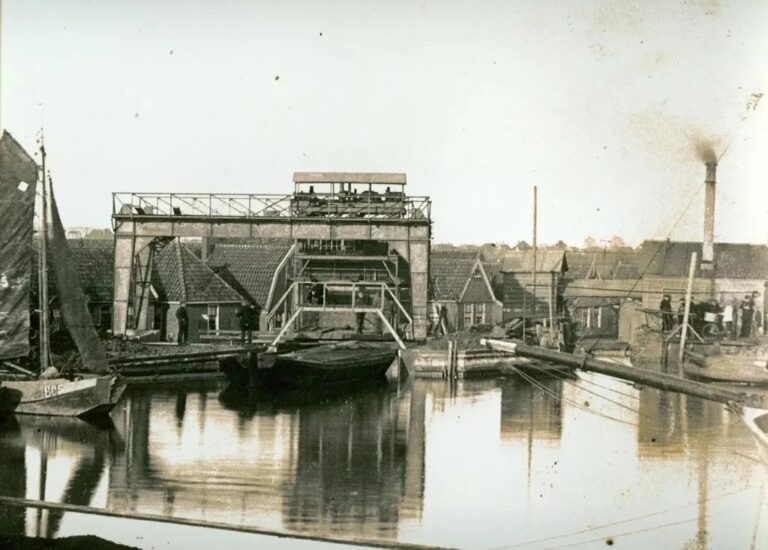 Een boot over land bij De Overhaal